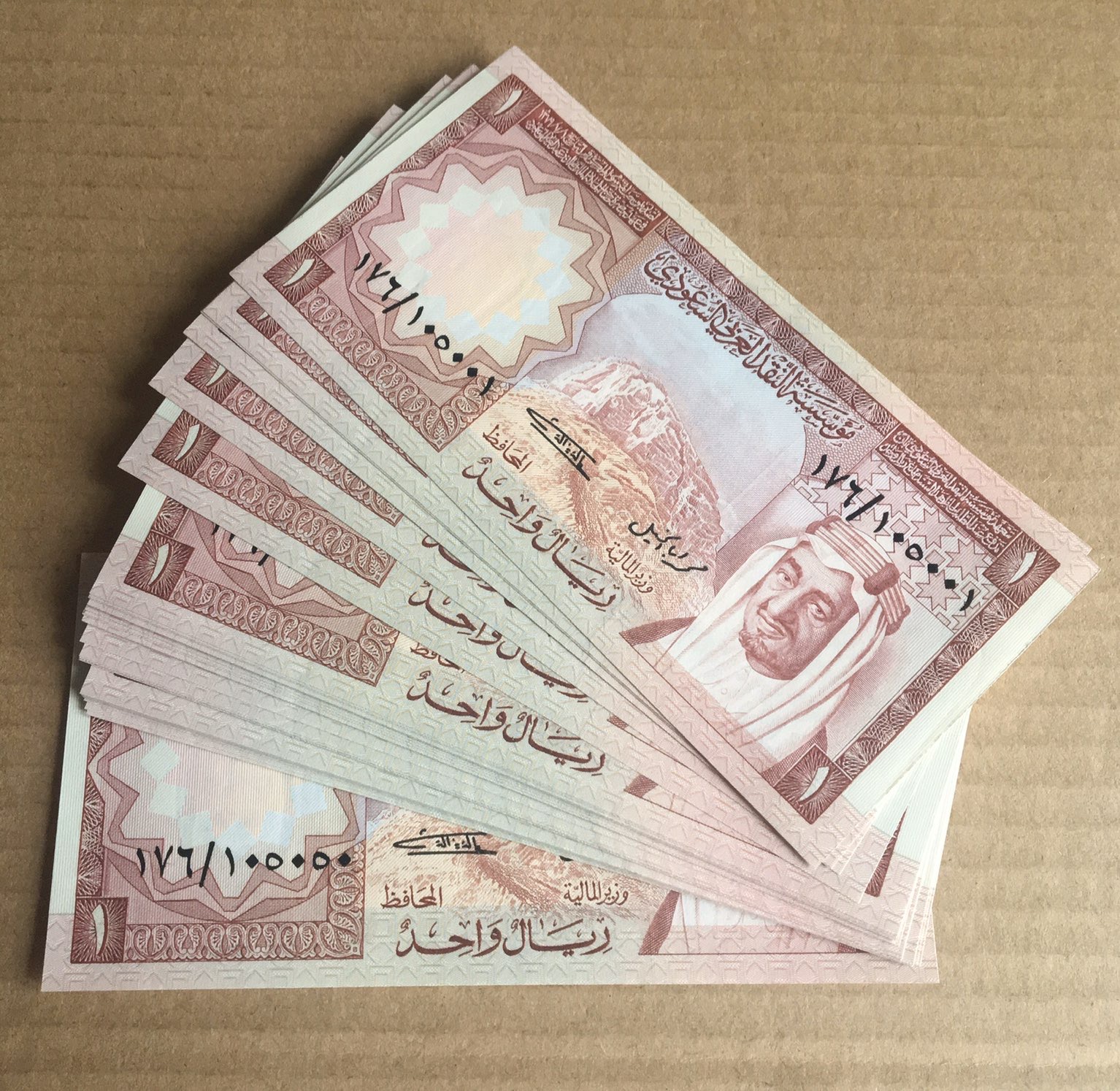 Lot 50 Banknotes 1977 Saudi Arabia 1 Riyal P-16 King Khalid Consecutive Numbers UNC