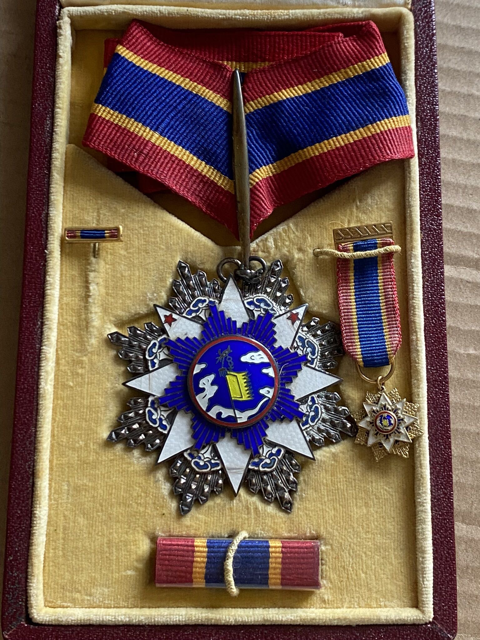 1935 China Order of the Resplendent Banner and Cloud Badge Medal