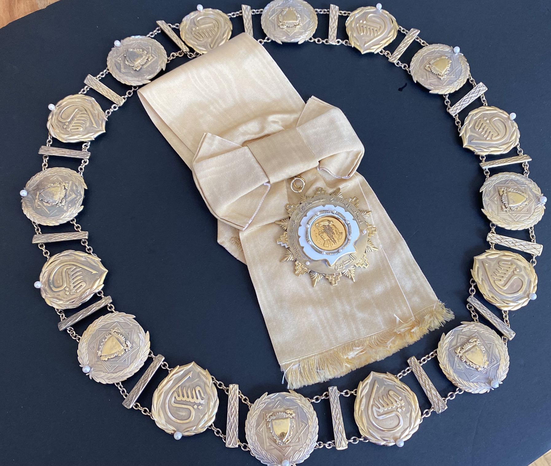 Kingdom of Bahrain Order Of Sheikh Issa Ibn Salman Al Khalifa   Collar & Badge Exceptional  Presidential Gift  مملكة البحرين  قلادة الشيخ عيسى بن سلمان ال خليفة  هدية ملكية