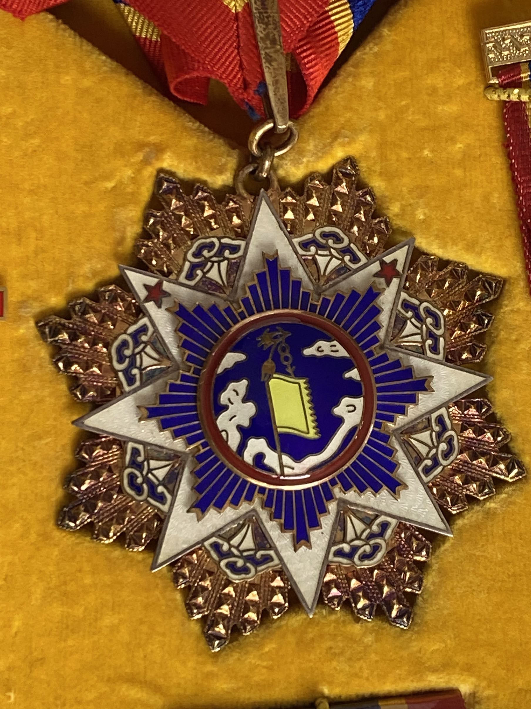 1935 China Order of the Resplendent Banner and Cloud Badge Medal (2)