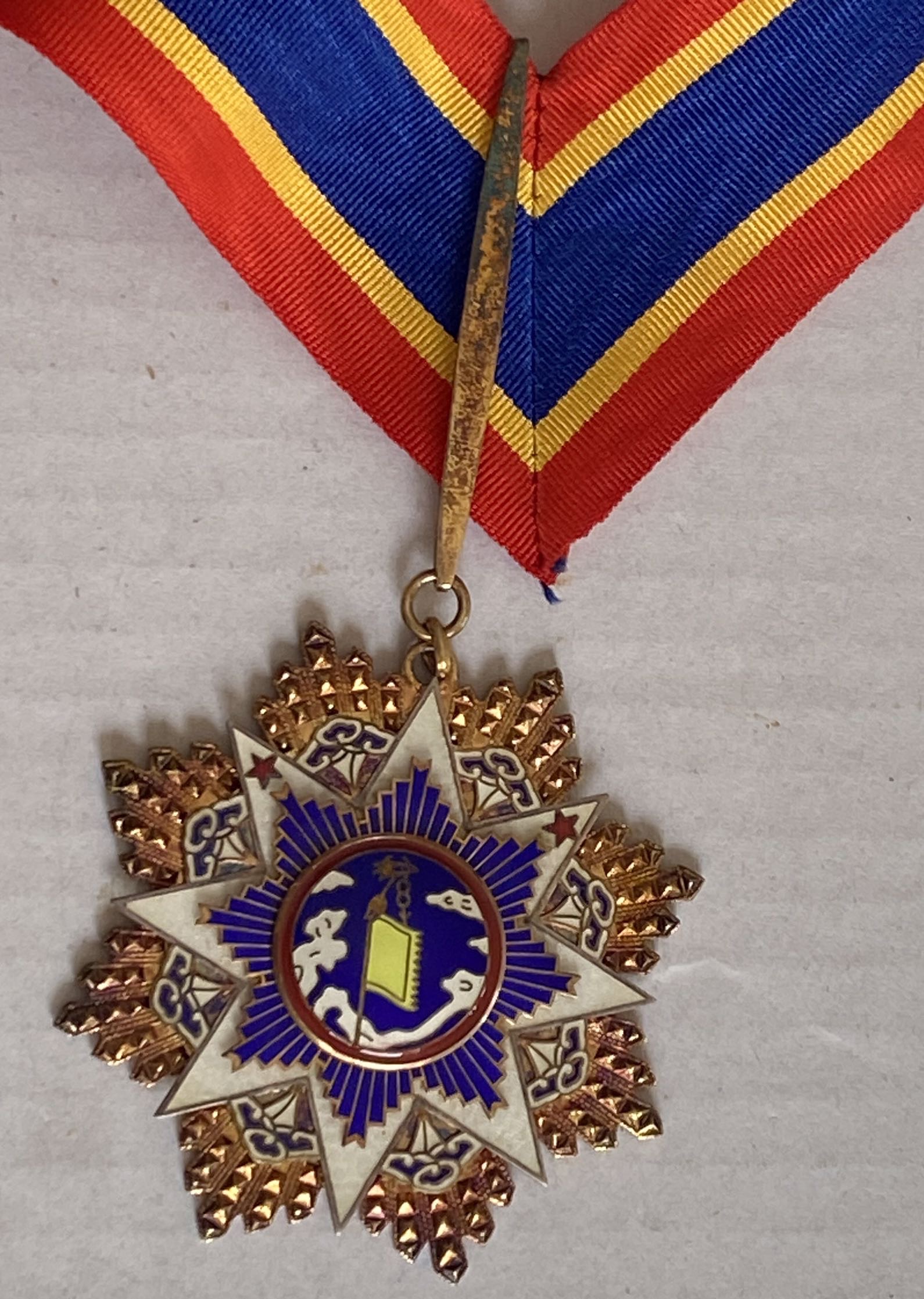 1935 China Order of the Resplendent Banner and Cloud Badge Medal (2)