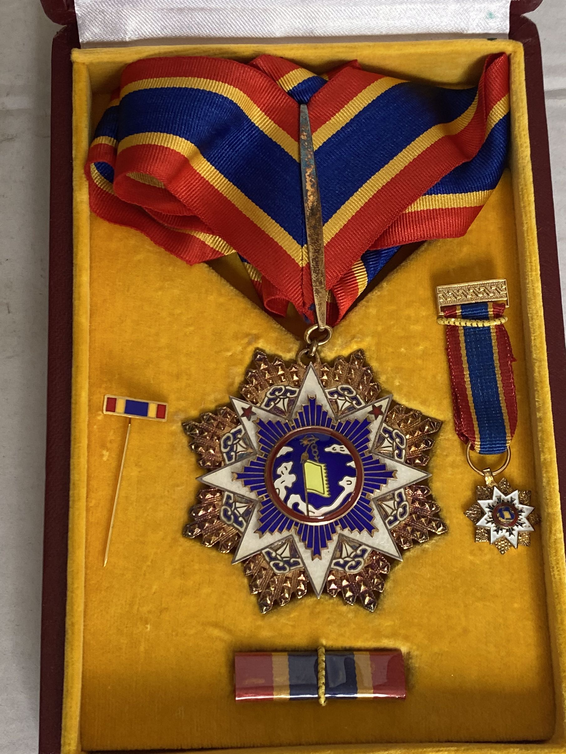 1935 China Order of the Resplendent Banner and Cloud Badge Medal (2)