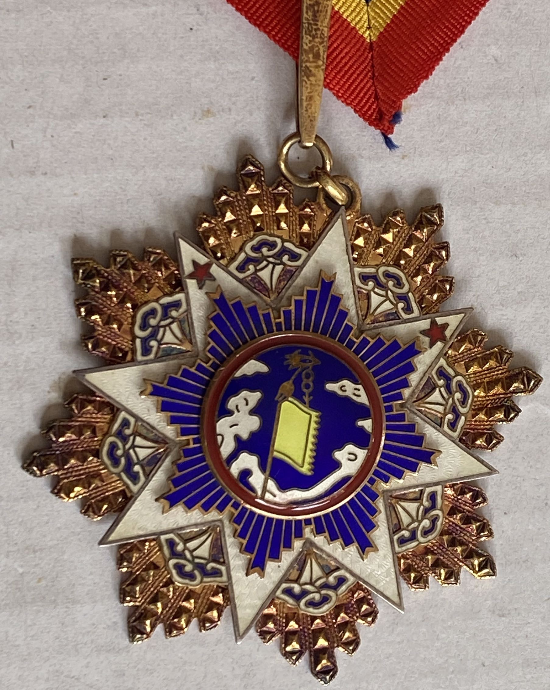 1935 China Order of the Resplendent Banner and Cloud Badge Medal (2)