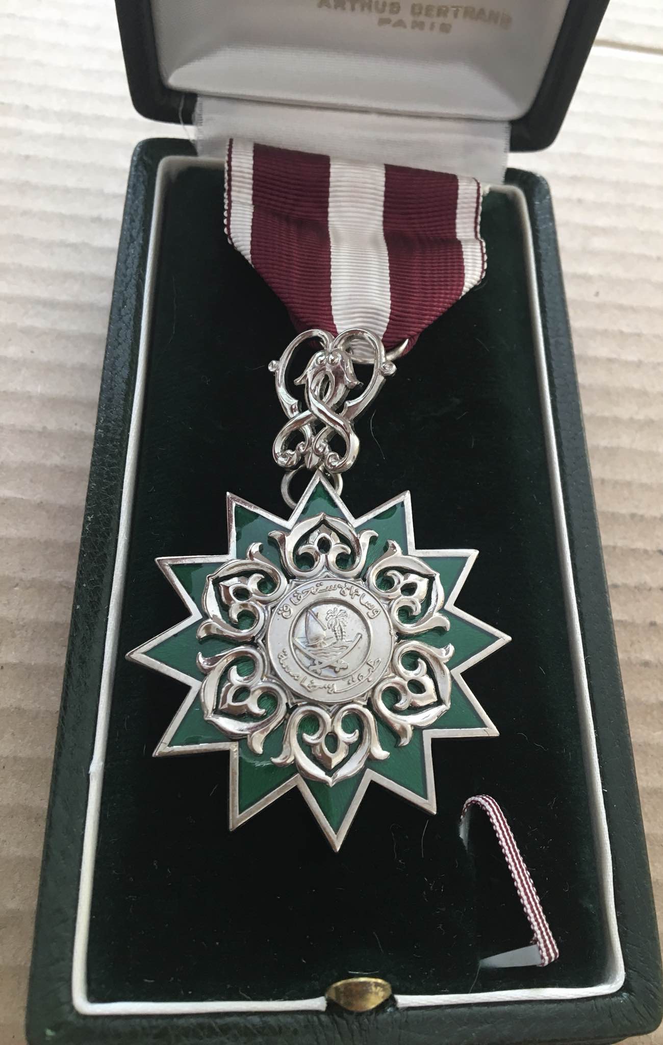 QATAR ORDER OF MERIT 5 CLASS BREAST BADGE MEDAL BY ARTHUS BERTRAND PARIS IN CASE وسام الاستحقاق العسكري القطري