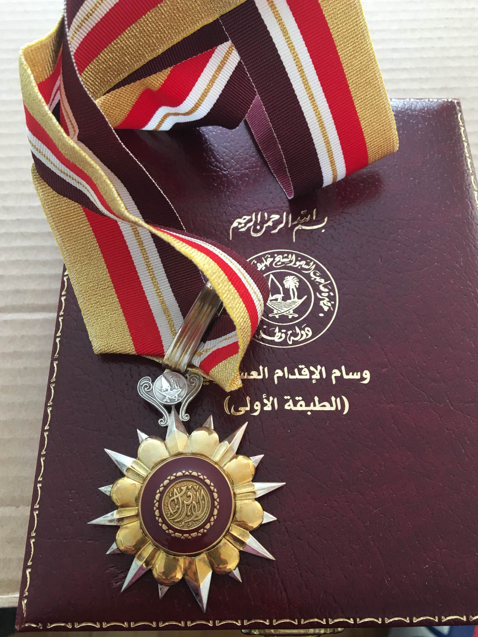 QATAR MILITARY ORDER OF BRAVERY NECK BADGE MEDAL NICHAN BY SPINK & SON IN BOX وسام الاقدام العسكري القطري درجة اولى