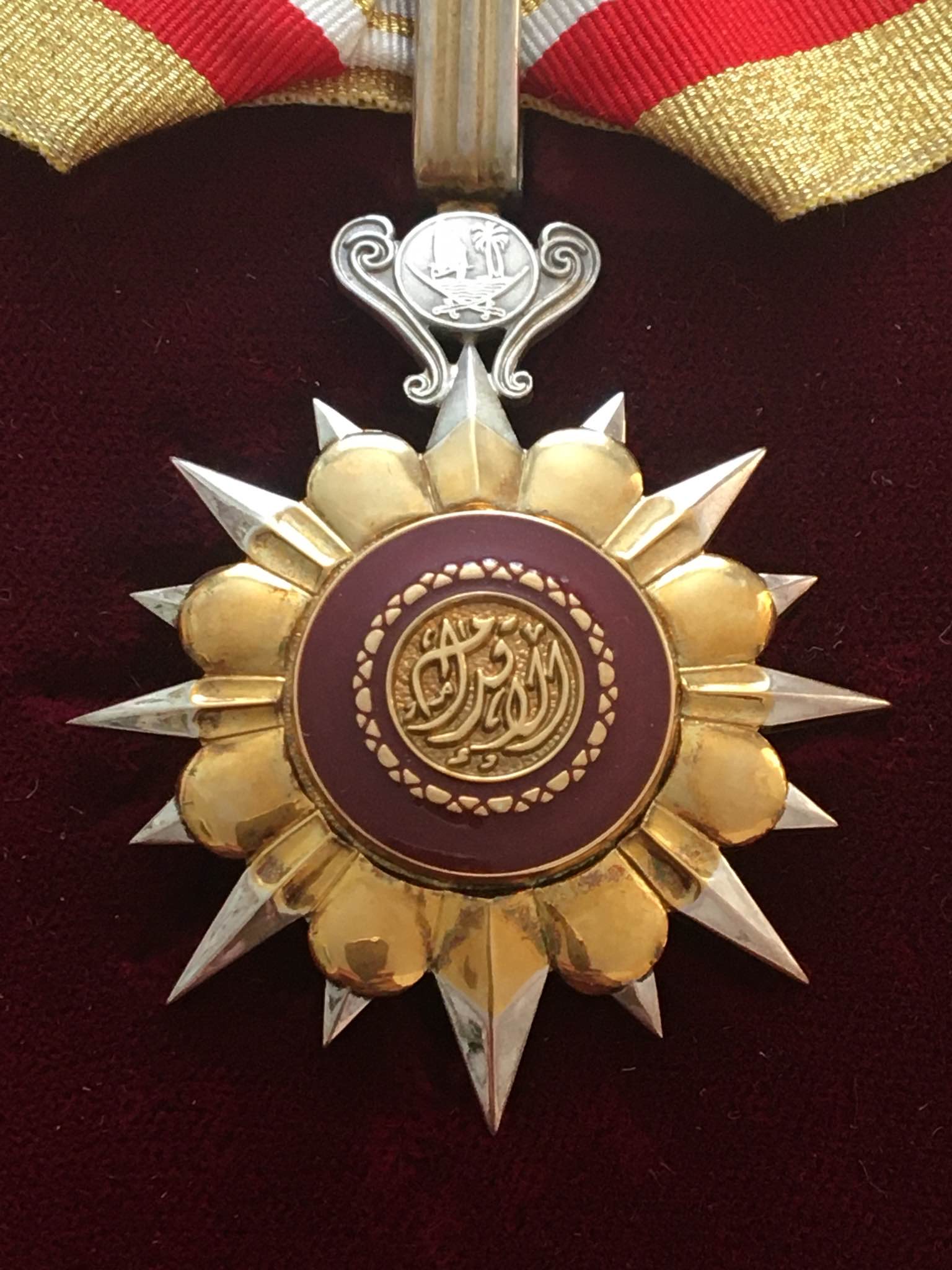 QATAR MILITARY ORDER OF BRAVERY NECK BADGE MEDAL NICHAN BY SPINK & SON IN BOX وسام الاقدام العسكري القطري درجة اولى