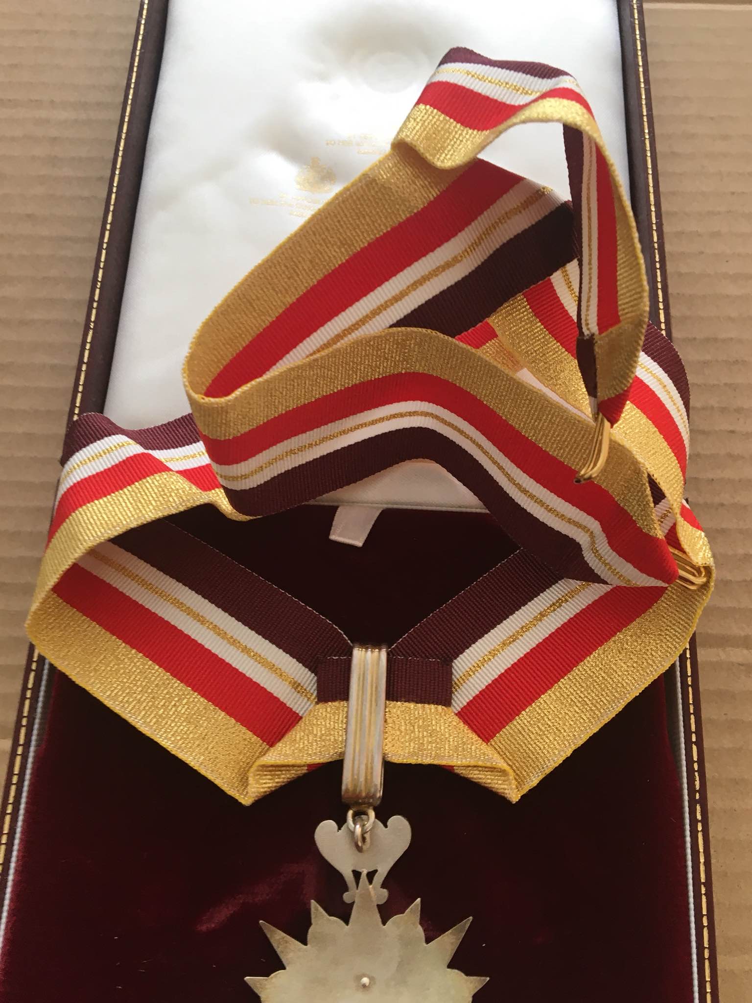 QATAR MILITARY ORDER OF BRAVERY NECK BADGE MEDAL NICHAN BY SPINK & SON IN BOX وسام الاقدام العسكري القطري درجة اولى