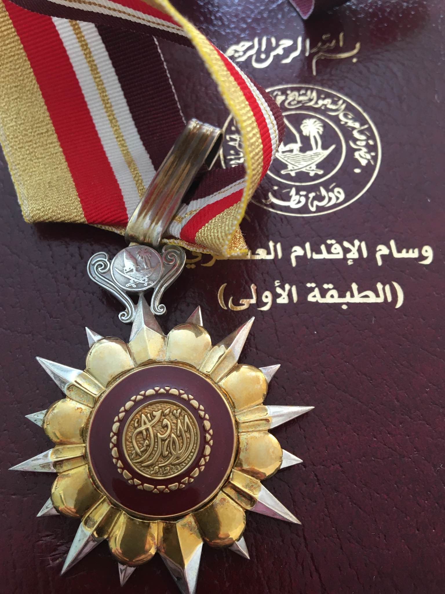 QATAR MILITARY ORDER OF BRAVERY NECK BADGE MEDAL NICHAN BY SPINK & SON IN BOX وسام الاقدام العسكري القطري درجة اولى