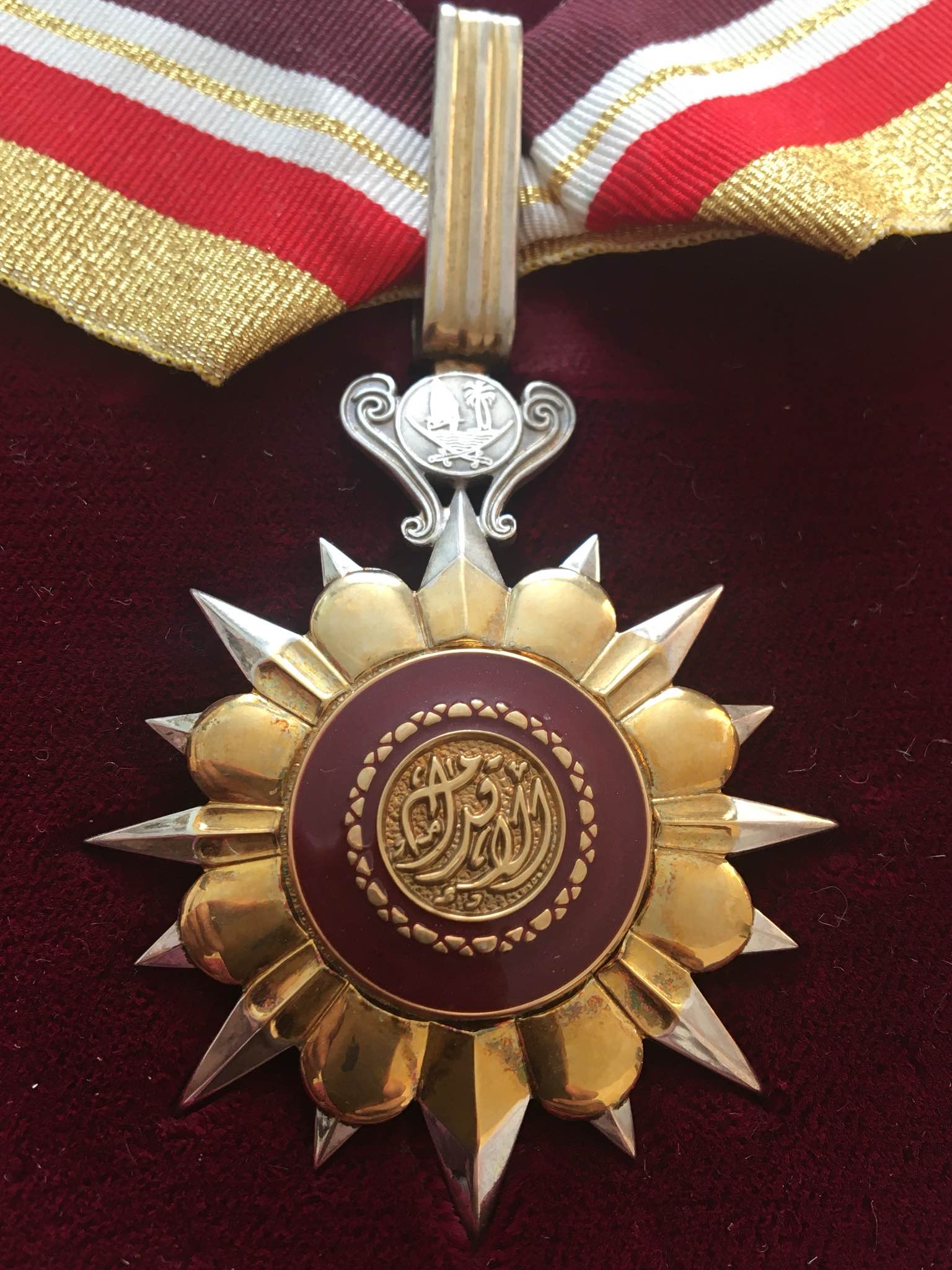 QATAR MILITARY ORDER OF BRAVERY NECK BADGE MEDAL NICHAN BY SPINK & SON IN BOX وسام الاقدام العسكري القطري درجة اولى