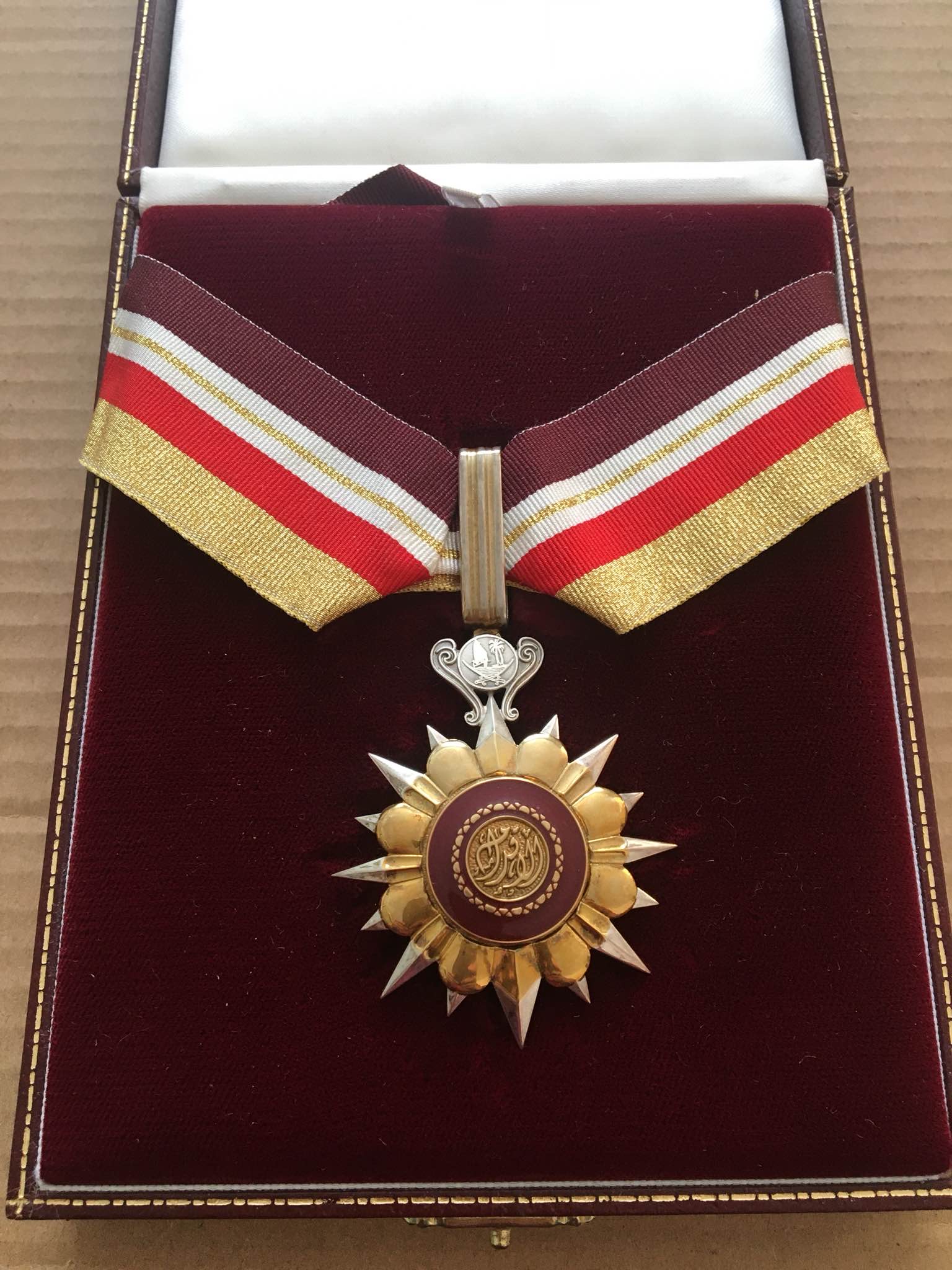 QATAR MILITARY ORDER OF BRAVERY NECK BADGE MEDAL NICHAN BY SPINK & SON IN BOX وسام الاقدام العسكري القطري درجة اولى