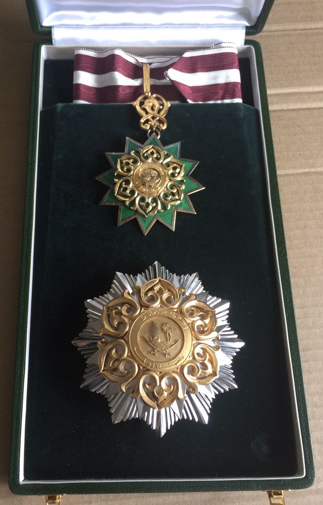 State of Qatar Order of Merit 1st Class Neck Badge Breast Star Medal Nichan Box وسام الاستحقاق القطري درجة اولى