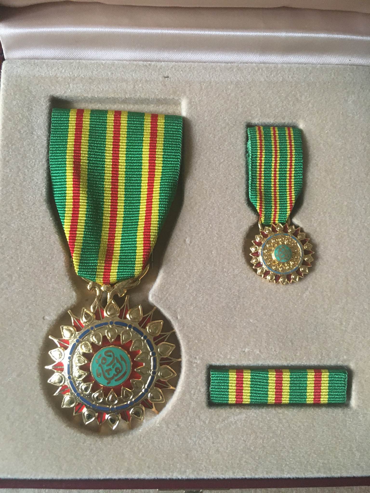 Saudi Arabia Order of Military Leadership Medal Badge Al-Qiladat وسام القيادة المملكة العربية السعودية 