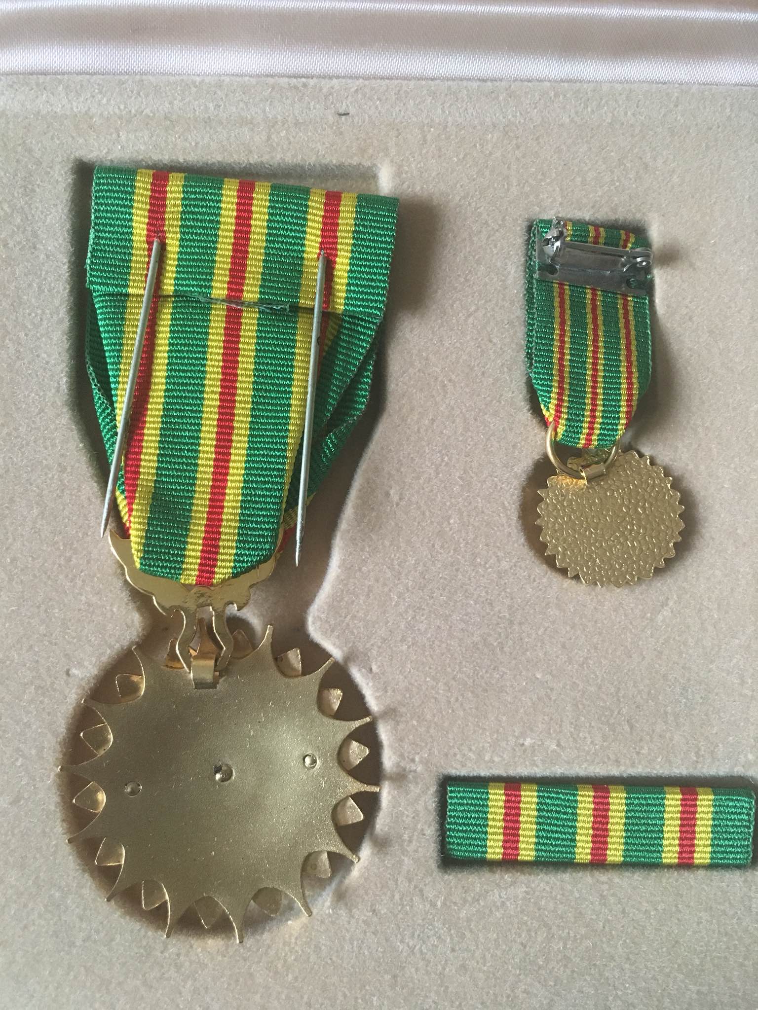 Saudi Arabia Order of Military Leadership Medal Badge Al-Qiladat وسام القيادة المملكة العربية السعودية 