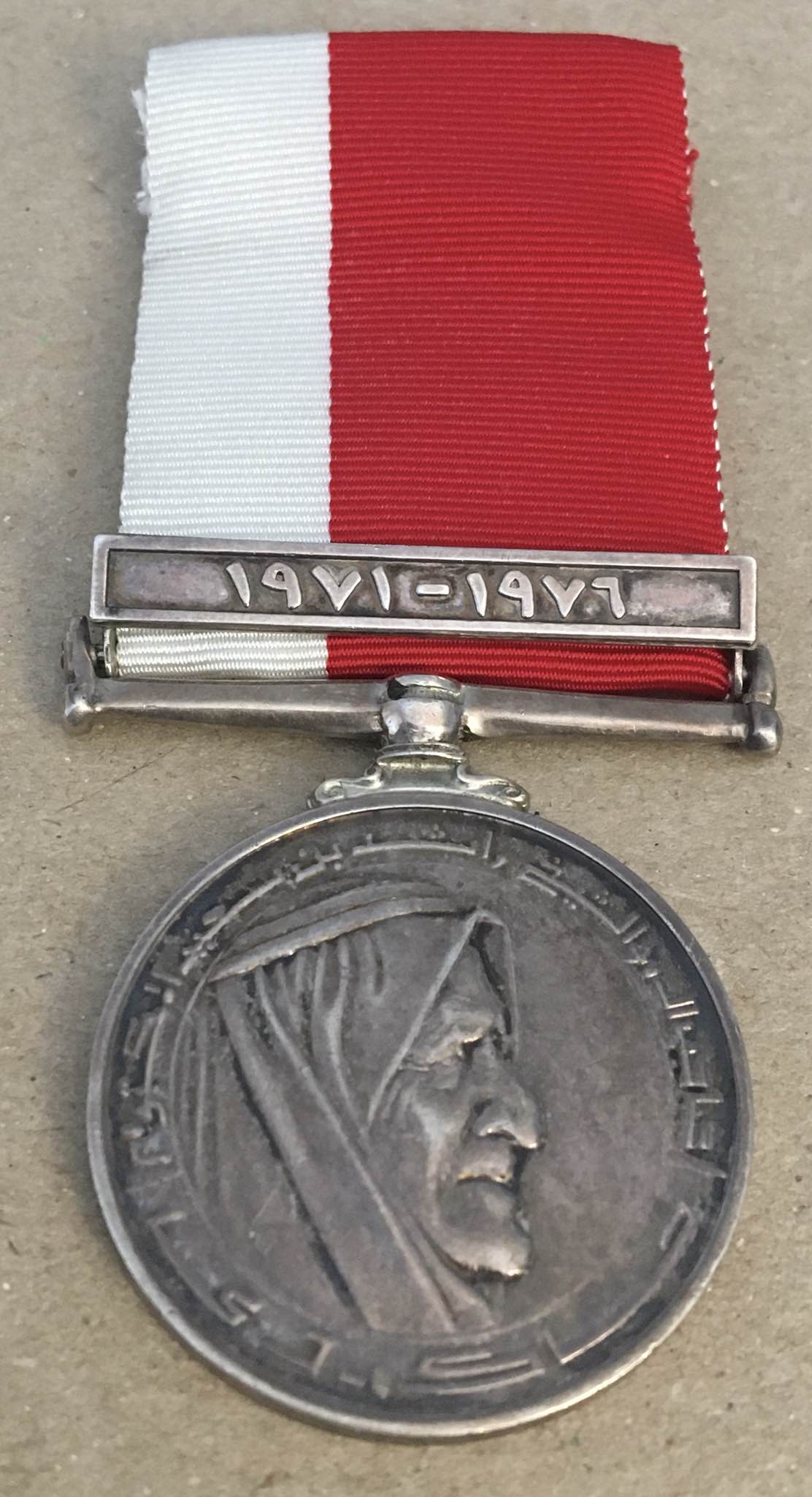1971-1976 United Arab Emirates UAE Dubai Defence Force Loyal Service Medal Badge (2)