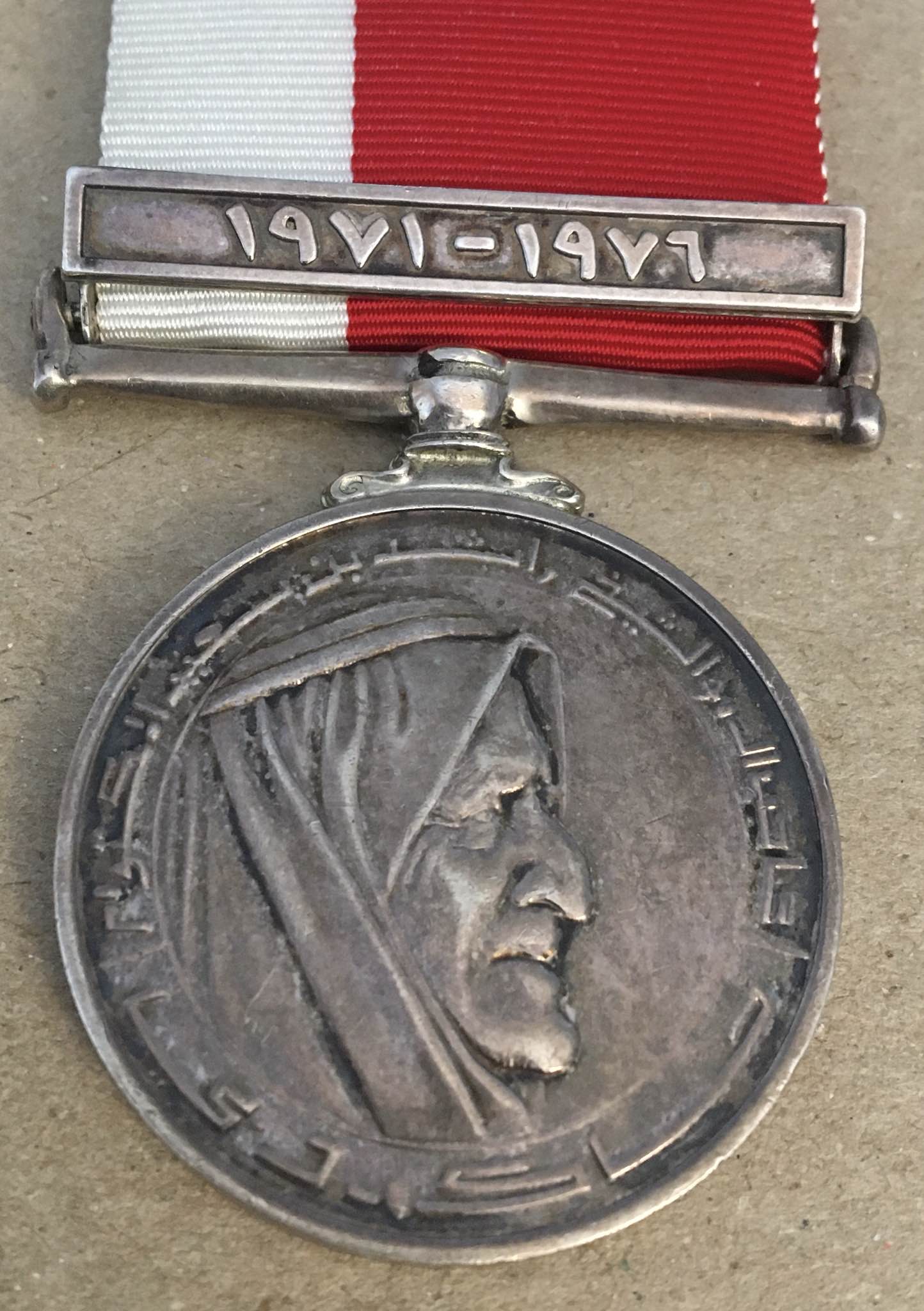 1971-1976 United Arab Emirates UAE Dubai Defence Force Loyal Service Medal Badge (2)